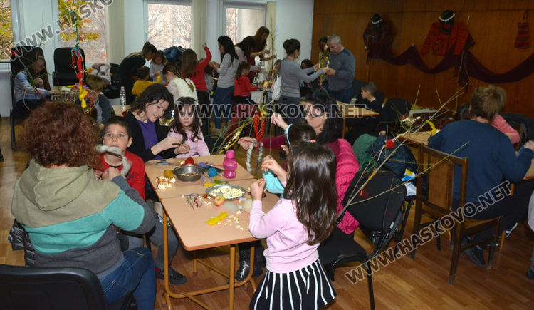 Деца и родители правеха сурвачки в музея