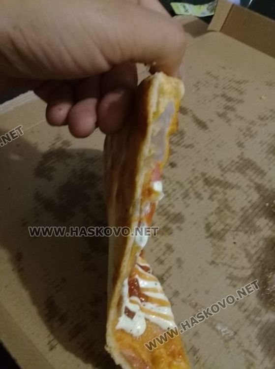 Хасковлийка си купи пица, в която има найлон
