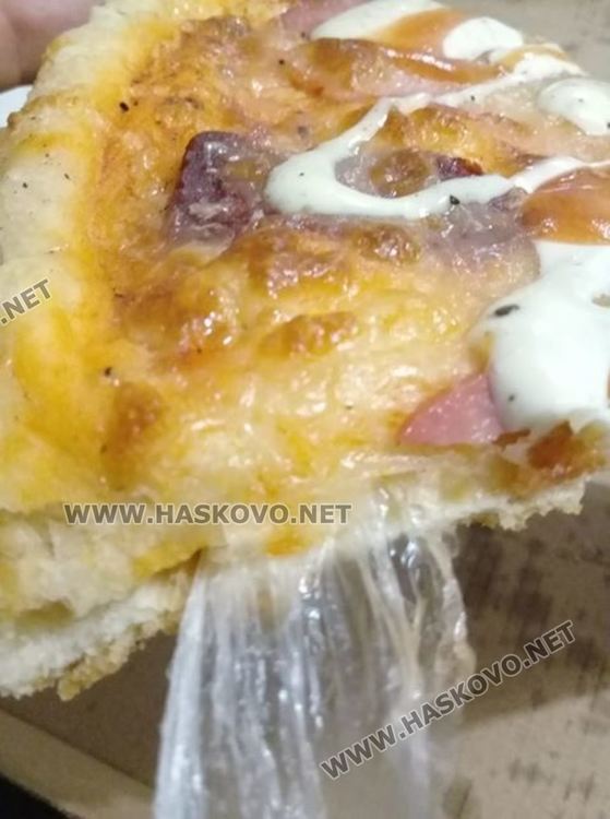 Хасковлийка си купи пица, в която има найлон