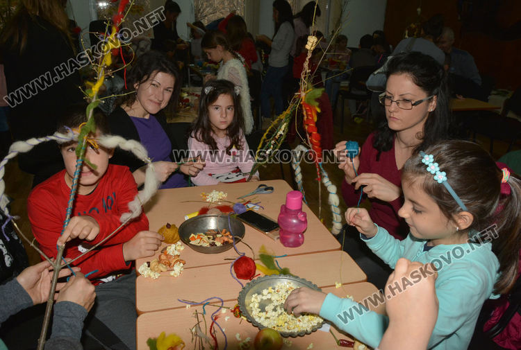 Деца и родители правеха сурвачки в музея