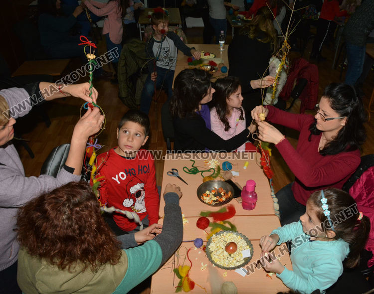 Деца и родители правеха сурвачки в музея