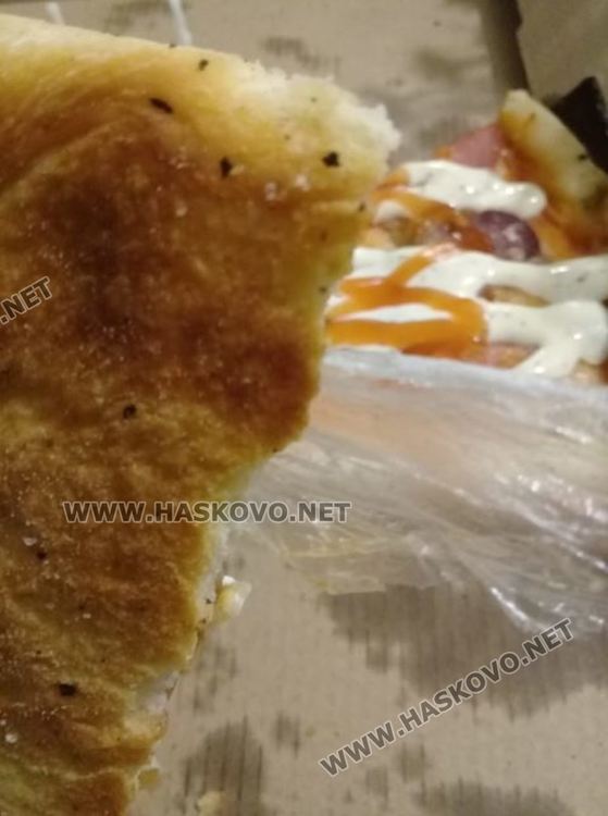 Хасковлийка си купи пица, в която има найлон