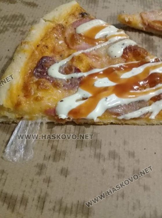 Хасковлийка си купи пица, в която има найлон