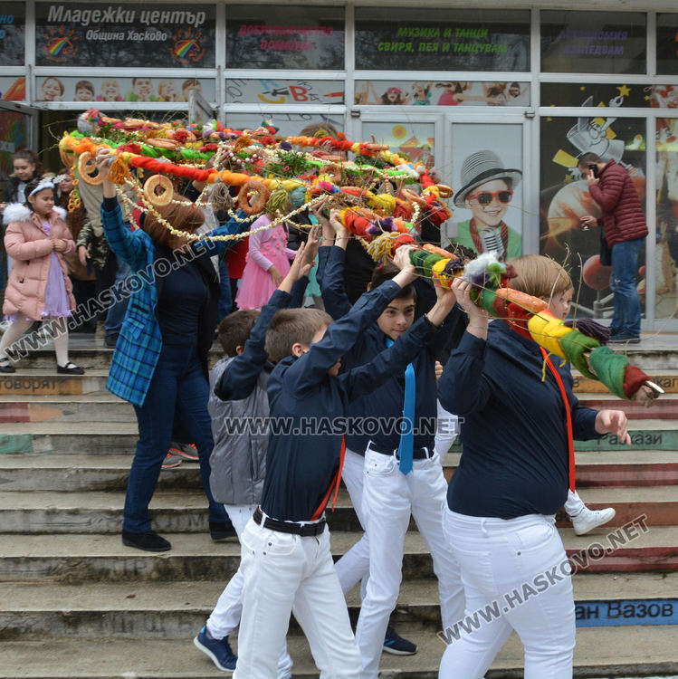 Издигнаха 8-метрова сурвачка пред Младежкия център