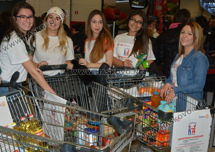 Младежи събират хранителни продукти в помощ на бедни  