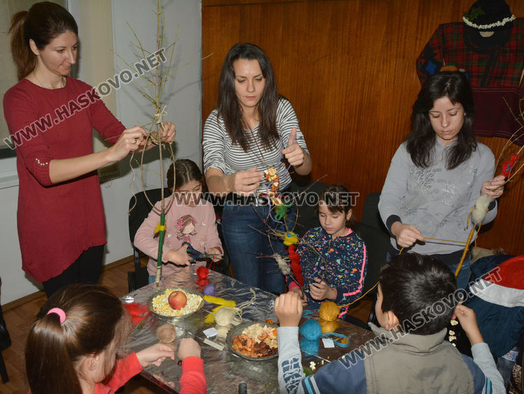 Деца и родители правеха сурвачки в музея