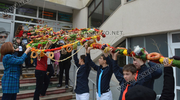 Издигнаха 8-метрова сурвачка пред Младежкия център