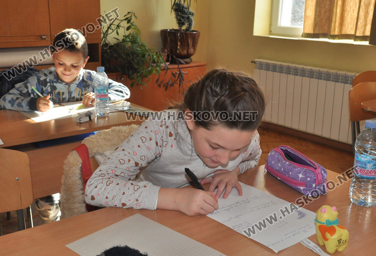 Близо 600 ученици се явиха на математическо състезание в ПМГ