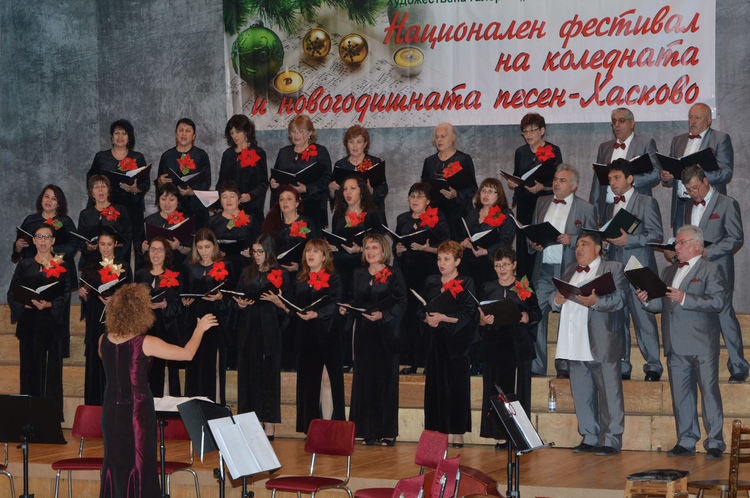 300 хористи заедно с Камерния оркестър пяха коледни песни в „Заря“