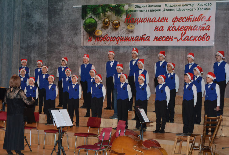 300 хористи заедно с Камерния оркестър пяха коледни песни в „Заря“