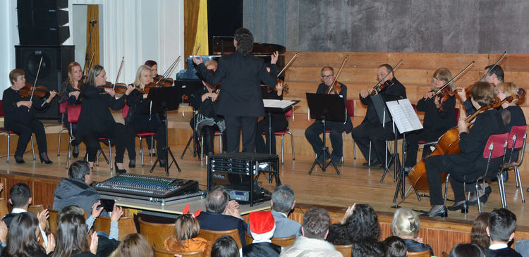 300 хористи заедно с Камерния оркестър пяха коледни песни в „Заря“