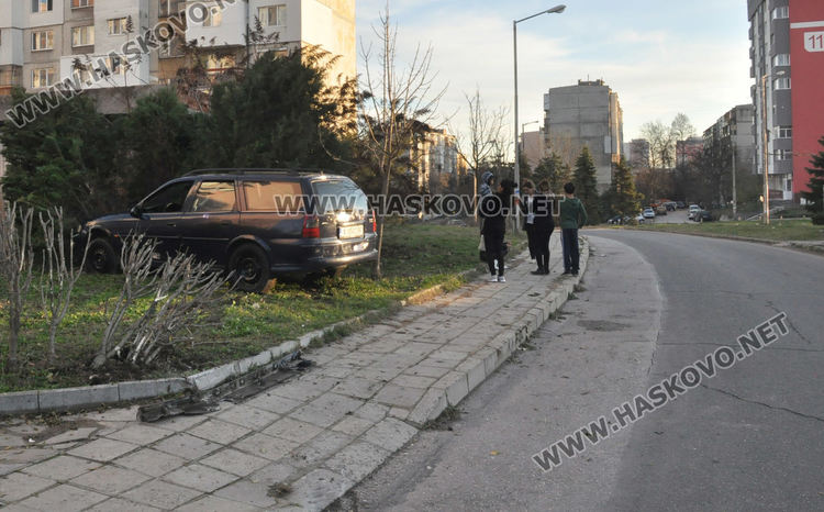 Опел спука гума и прелетя в градинка в „Орфей”