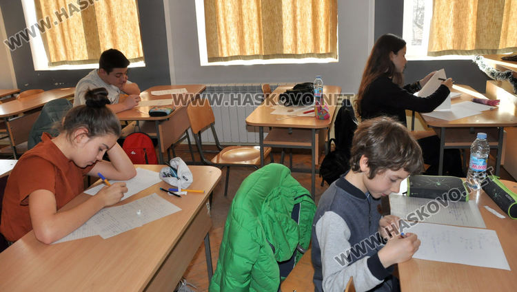 Близо 600 ученици се явиха на математическо състезание в ПМГ