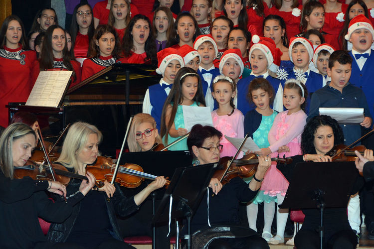 300 хористи заедно с Камерния оркестър пяха коледни песни в „Заря“