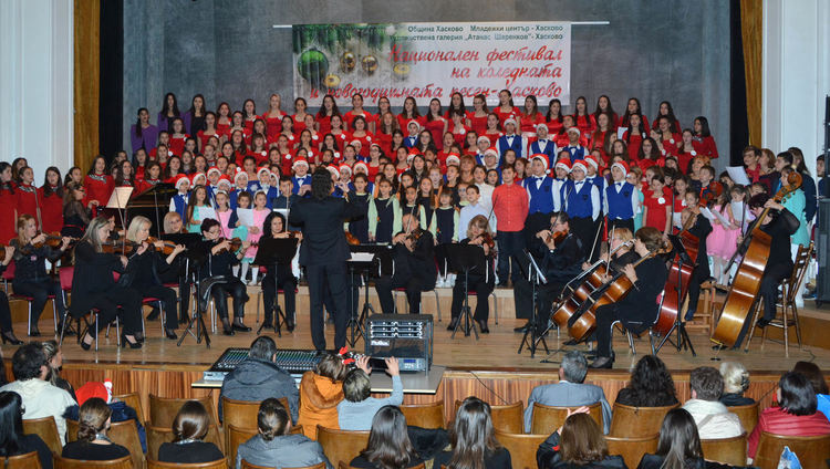 300 хористи заедно с Камерния оркестър пяха коледни песни в „Заря“