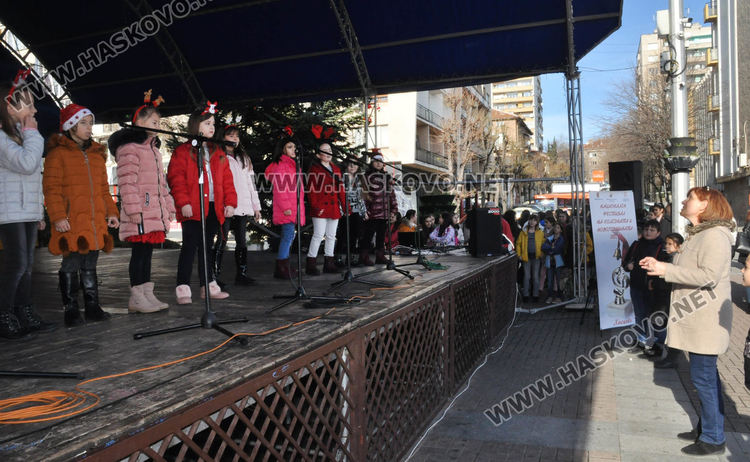 Националният хоров фестивал завърши с „Песни край елхата” в Хасково