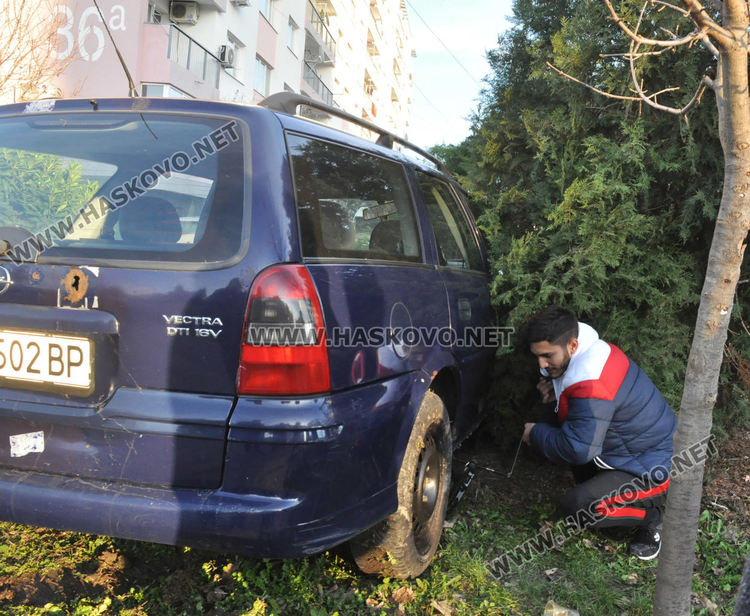 Опел спука гума и прелетя в градинка в „Орфей”