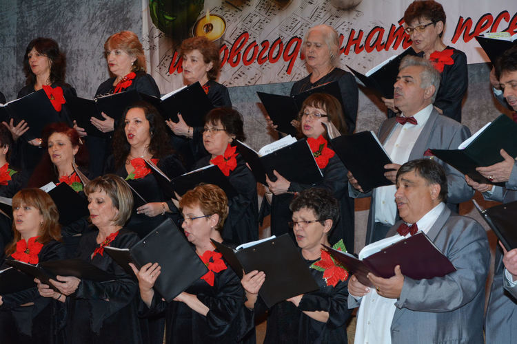 300 хористи заедно с Камерния оркестър пяха коледни песни в „Заря“
