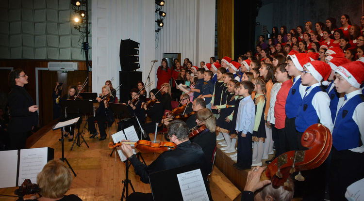 300 хористи заедно с Камерния оркестър пяха коледни песни в „Заря“