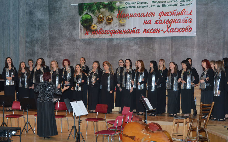 300 хористи заедно с Камерния оркестър пяха коледни песни в „Заря“