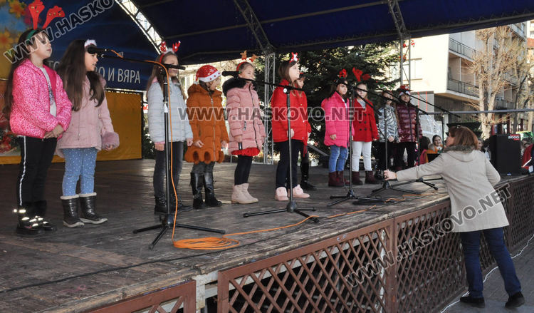 Националният хоров фестивал завърши с „Песни край елхата” в Хасково