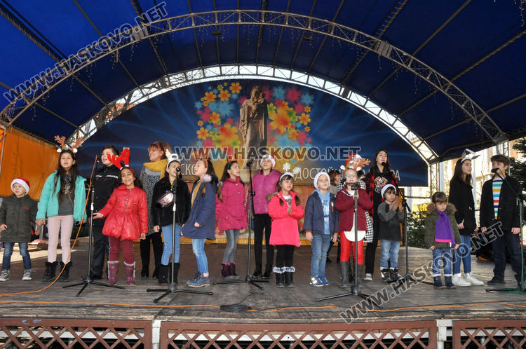 Националният хоров фестивал завърши с „Песни край елхата” в Хасково