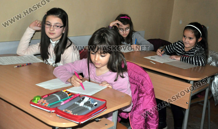 Близо 600 ученици се явиха на математическо състезание в ПМГ