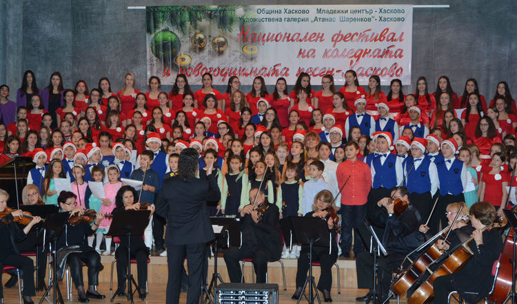 300 хористи заедно с Камерния оркестър пяха коледни песни в „Заря“