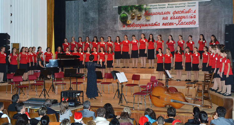 300 хористи заедно с Камерния оркестър пяха коледни песни в „Заря“