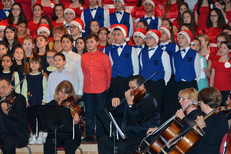 300 хористи заедно с Камерния оркестър пяха коледни песни в „Заря“