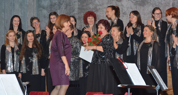 300 хористи заедно с Камерния оркестър пяха коледни песни в „Заря“