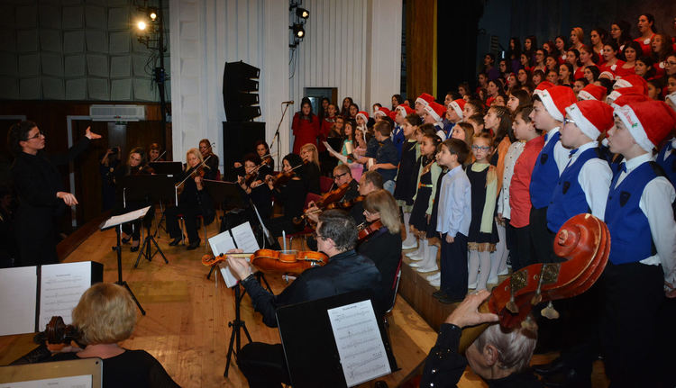 300 хористи заедно с Камерния оркестър пяха коледни песни в „Заря“