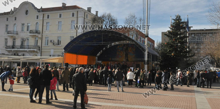 Националният хоров фестивал завърши с „Песни край елхата” в Хасково