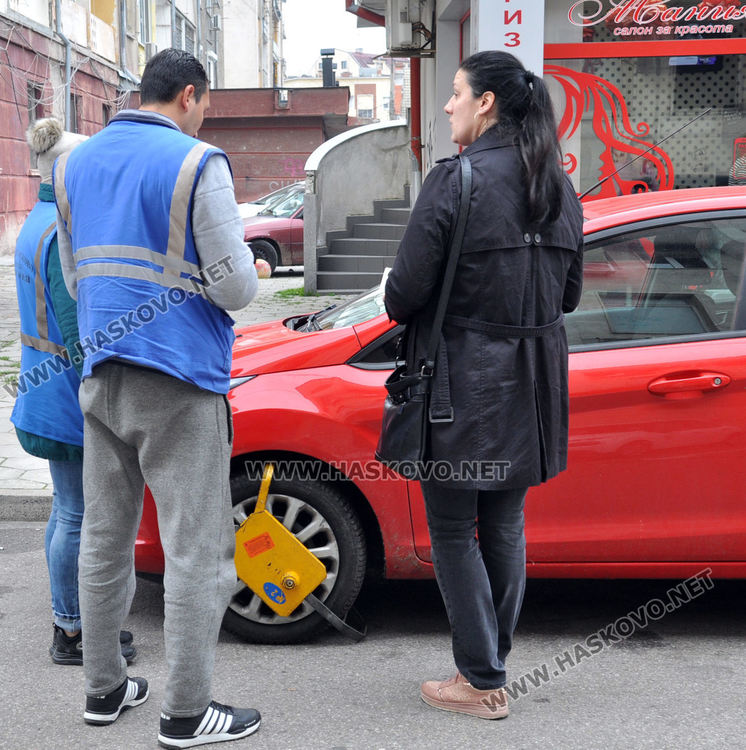 1604 автомобила закопчани със скоби в „синята зона“ в Хасково (обновена)