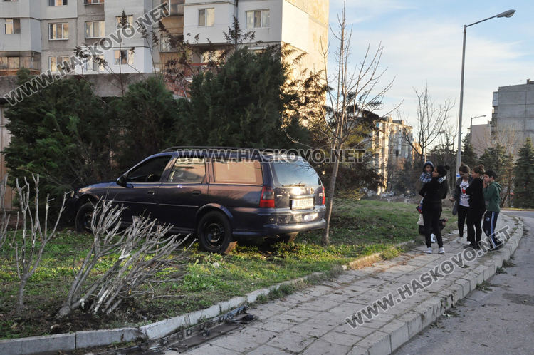Опел спука гума и прелетя в градинка в „Орфей”