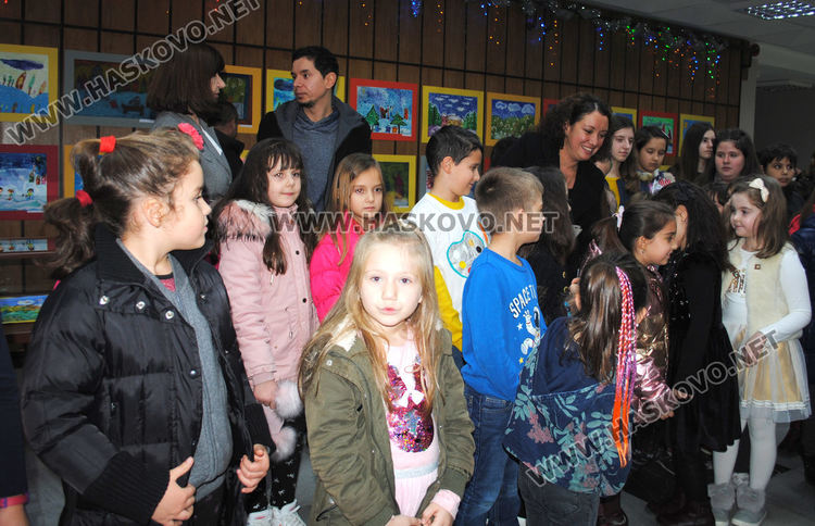 Млади художници от "Пастело" с пъстра коледна изложба в библиотеката