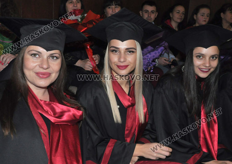 52 абсолвенти от Хасково се дипломираха днес за медицински сестри и акушерки