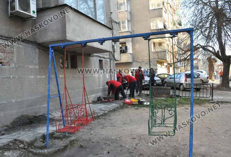 Хасковлии: Шкаф запречи движението по тротоара до блок край "Раковски"