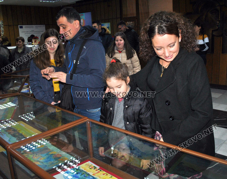 Млади художници от "Пастело" с пъстра коледна изложба в библиотеката