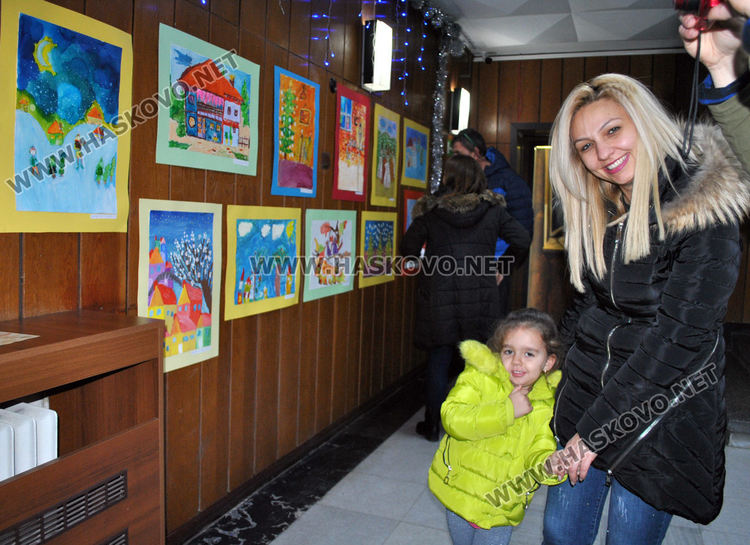 Млади художници от "Пастело" с пъстра коледна изложба в библиотеката