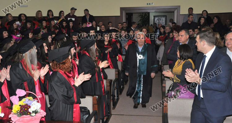 52 абсолвенти от Хасково се дипломираха днес за медицински сестри и акушерки