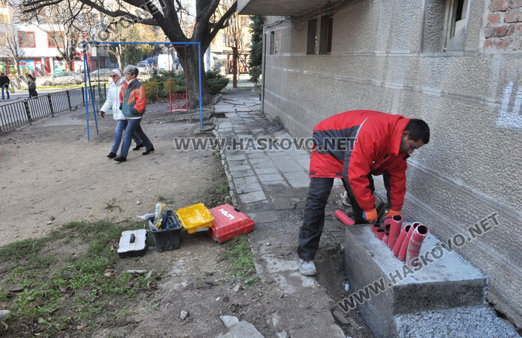 Хасковлии: Шкаф запречи движението по тротоара до блок край "Раковски"
