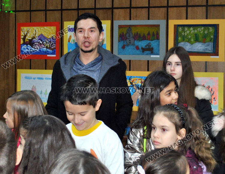 Млади художници от "Пастело" с пъстра коледна изложба в библиотеката