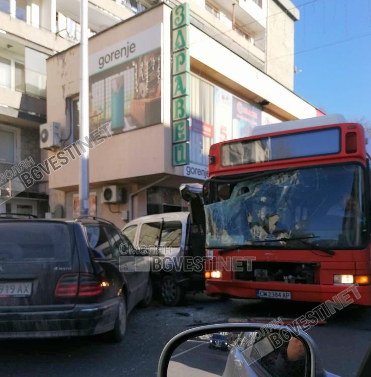 Две коли и автобус се сблъскаха в центъра на Смолян