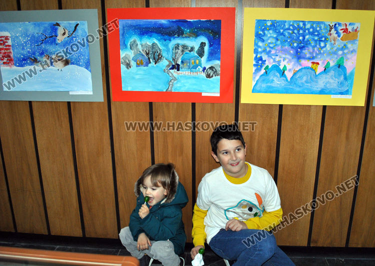 Млади художници от "Пастело" с пъстра коледна изложба в библиотеката