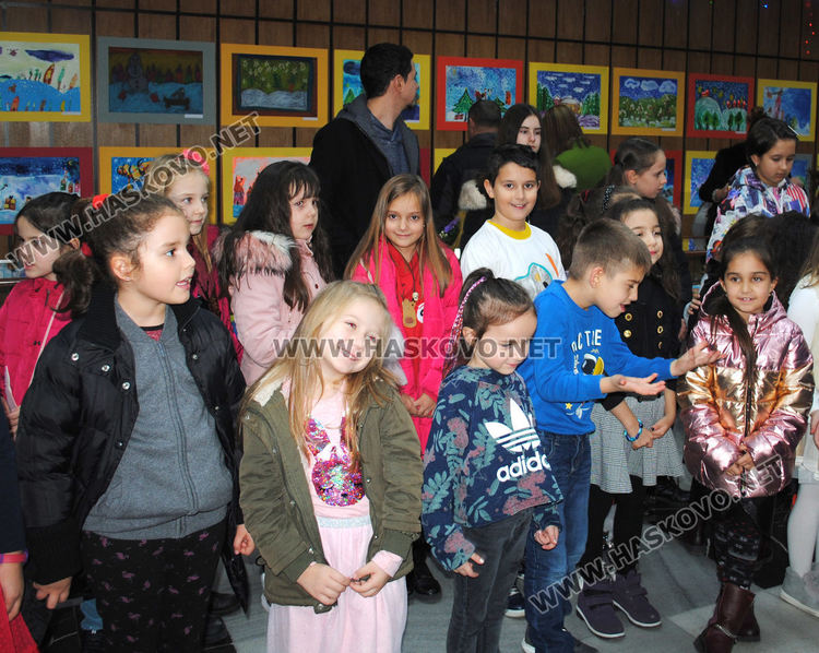 Млади художници от "Пастело" с пъстра коледна изложба в библиотеката