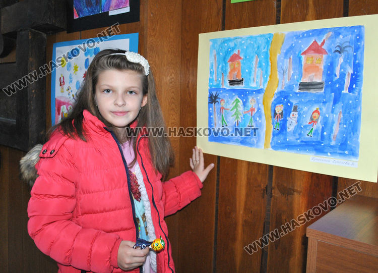 Млади художници от "Пастело" с пъстра коледна изложба в библиотеката