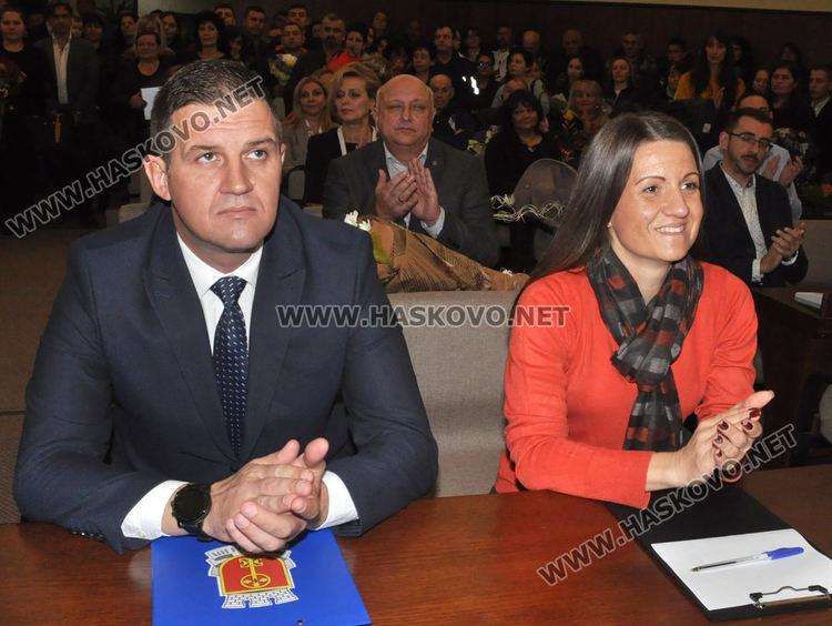 52 абсолвенти от Хасково се дипломираха днес за медицински сестри и акушерки