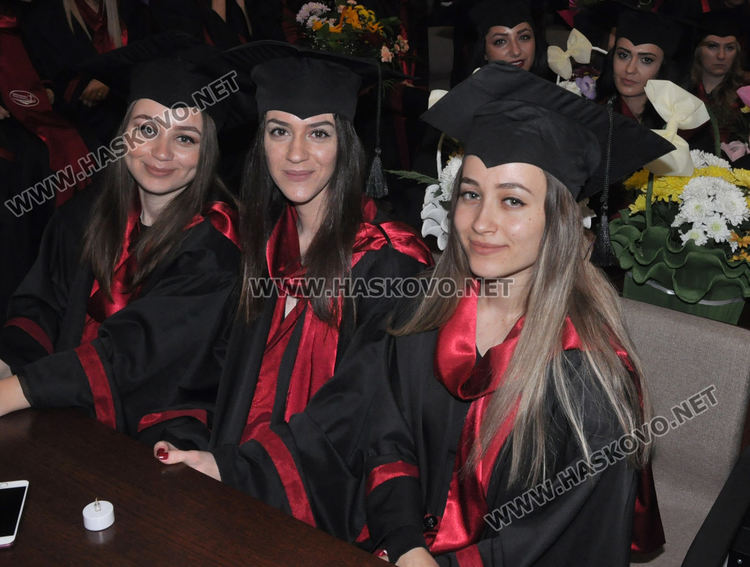52 абсолвенти от Хасково се дипломираха днес за медицински сестри и акушерки