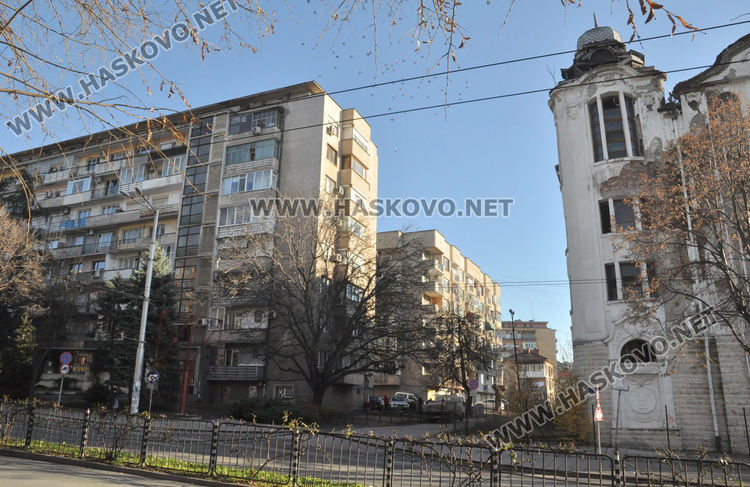 Хасковлии: Шкаф запречи движението по тротоара до блок край "Раковски"